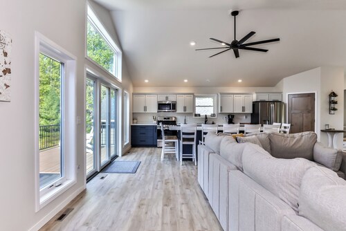 New Modern Construction on McNutt Lake, Minutes from downtown Minocqua!