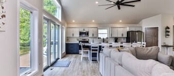 New Modern Construction on McNutt Lake, Minutes from downtown Minocqua!