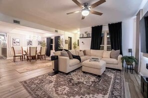 Een televisie en een open haard