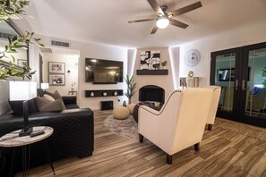 Een televisie en een open haard