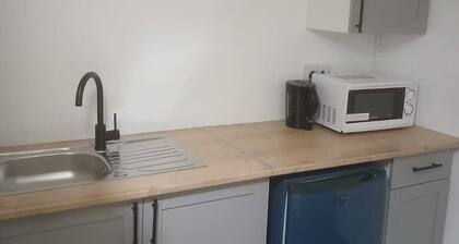 Ground-Floor Family Studio Apartment with Double and Single Beds – Free Parking