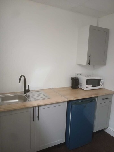 Ground-Floor Family Studio Apartment with Double and Single Beds – Free Parking