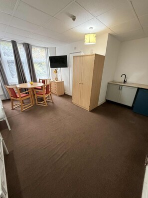 Studio Suite Deluks, pemandangan kebun | Setrika/meja setrika dan Wi-Fi gratis