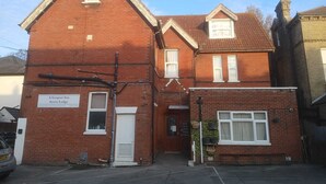 A red brick building with a sign for 'A Gosport Inn Acorn Lodge'. - Ground-Floor Family Studio Apartment with Double and Single Beds – Free Parking (Gosport)