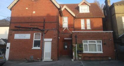 Ground-Floor Family Studio Apartment with Double and Single Beds – Free Parking