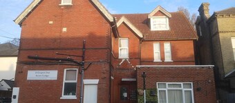 Ground-Floor Family Studio Apartment with Double and Single Beds – Free Parking