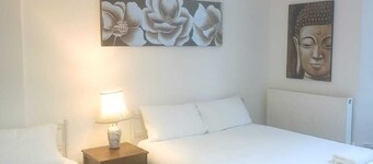 Ground-Floor Family Studio Apartment with Double and Single Beds – Free Parking