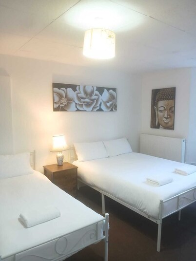 Ground-Floor Family Studio Apartment with Double and Single Beds – Free Parking