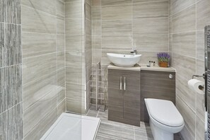 Dusche, Haartrockner, Handtücher
