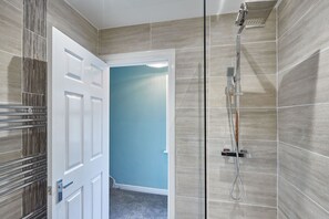 Douche, sèche-cheveux, serviettes fournies