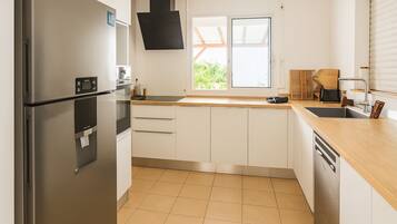 Micro-ondes, four, plaque de cuisson