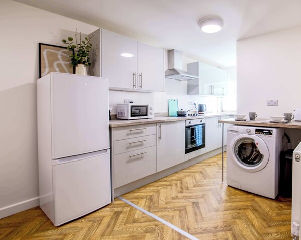 Jääkaappi, mikroaaltouuni, uuni, liesi