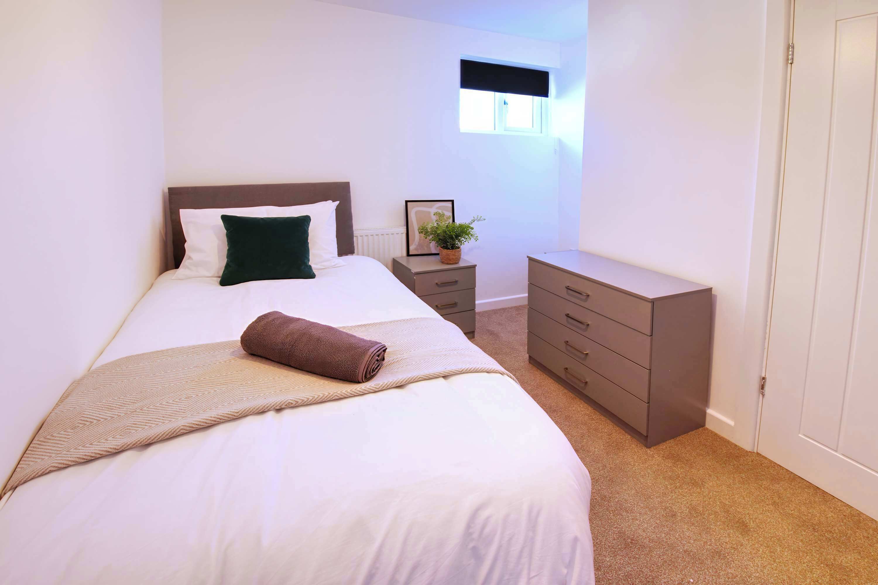 5 habitaciones, tabla de planchar con plancha, wifi y ropa de cama 