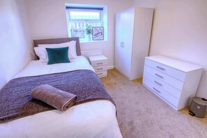 5 bedrooms, iron/ironing board, WiFi, bed sheets - Contractor 5-Bed 3-Bath Central Redcar (Redcar and Cleveland)