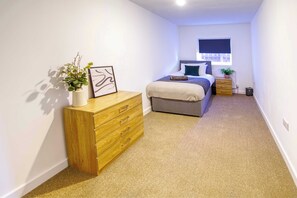 5 bedrooms, iron/ironing board, WiFi, bed sheets - Contractor 5-Bed 3-Bath Central Redcar (Redcar and Cleveland)