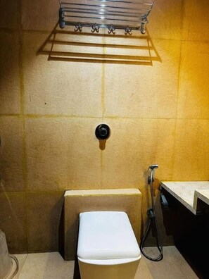 Ducha, artículos de higiene personal gratuitos, toallas y jabón