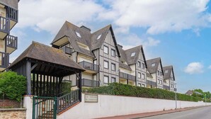 Eine Reihe traditioneller Fachwerkhäuser mit überdachter Veranda und eiskaltem Zugang.