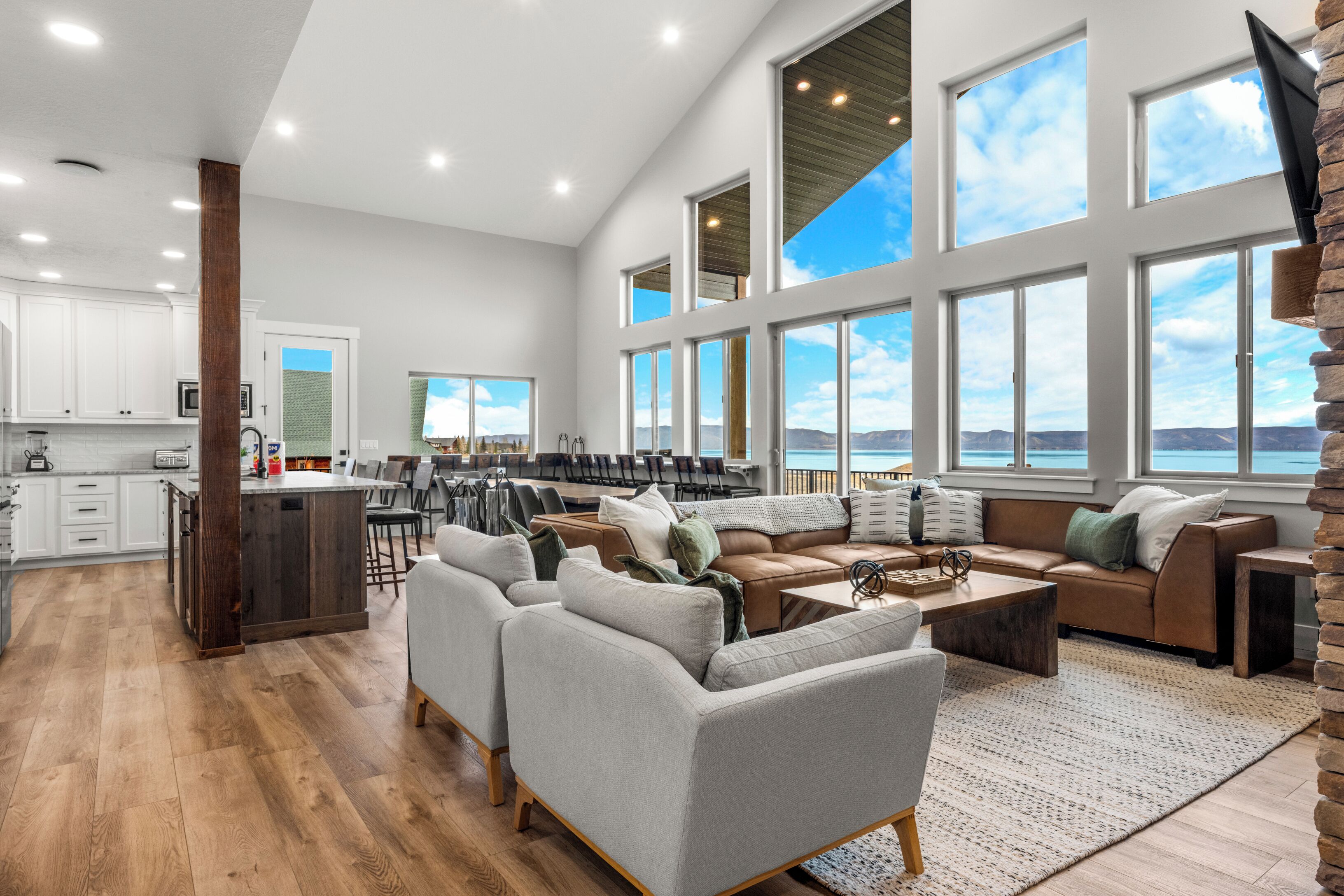 TV connectée, cheminée, jeux vidéo, chaîne hi-fi