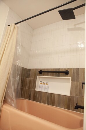Een douche, een haardroger, een bidet, handdoeken