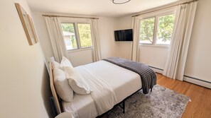 4 bedrooms, iron/ironing board, WiFi, bed sheets