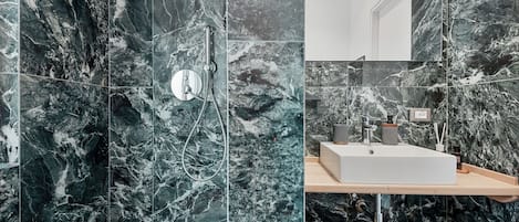 Douche, sĂšche-cheveux, bidet, serviettes fournies
