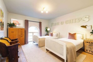 3 bedrooms, iron/ironing board, WiFi, bed sheets
