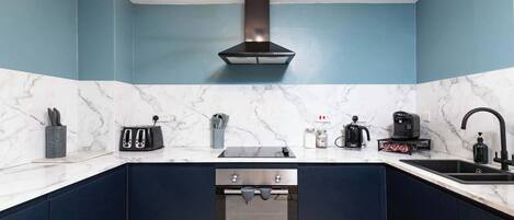 Frigorífic, microones, forn i placa de cuina