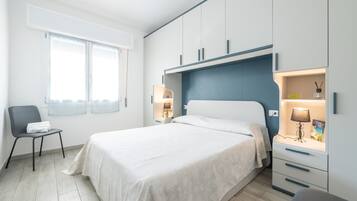 2 quartos, ferros/tábuas de passar roupa, roupa de cama