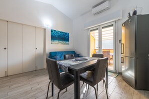 Dining - Holiday Home 'Sole E Mare Buggerru - Appartamento' with Sea View, Private Terrace and Air Conditioning (Buggerru)