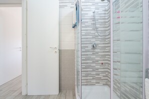 Shower, hair dryer, towels - Holiday Home 'Sole E Mare Buggerru - Appartamento' with Sea View, Private Terrace and Air Conditioning (Buggerru)