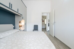 2 bedrooms, iron/ironing board, bed sheets