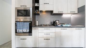 Frigorifero, microonde, forno, piano cottura