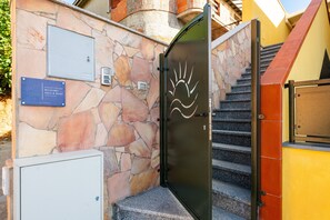 Property grounds - Holiday Home 'Sole E Mare Buggerru - Appartamento' with Sea View, Private Terrace and Air Conditioning (Buggerru)