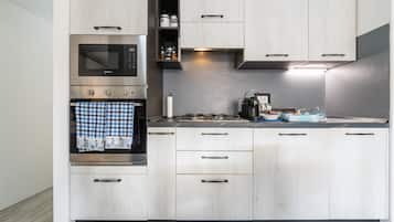 Réfrigérateur, micro-ondes, four, plaque de cuisson