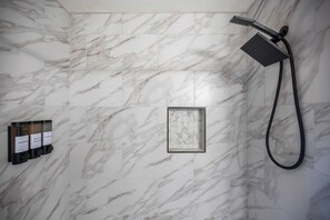 SĂšche-cheveux, serviettes fournies, savon, papier toilette