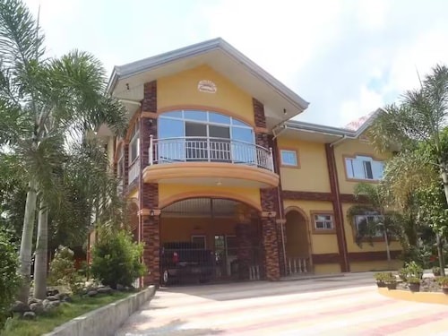 Huge Batangas Guesthouse w/ Pool