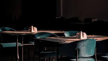 4 restaurants, dinner served
