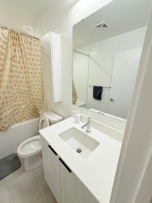 Hiustenkuivaaja, pyyhkeet, saippua, vessapaperi