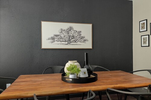 Gothic Garden Bright, Cozy Escape with Modern Touches in Historic Bryan