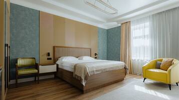 Standaard tweepersoonskamer, balkon, uitzicht op de binnenplaats | Luxe beddengoed, donsdekens, een minibar, een kluis op de kamer