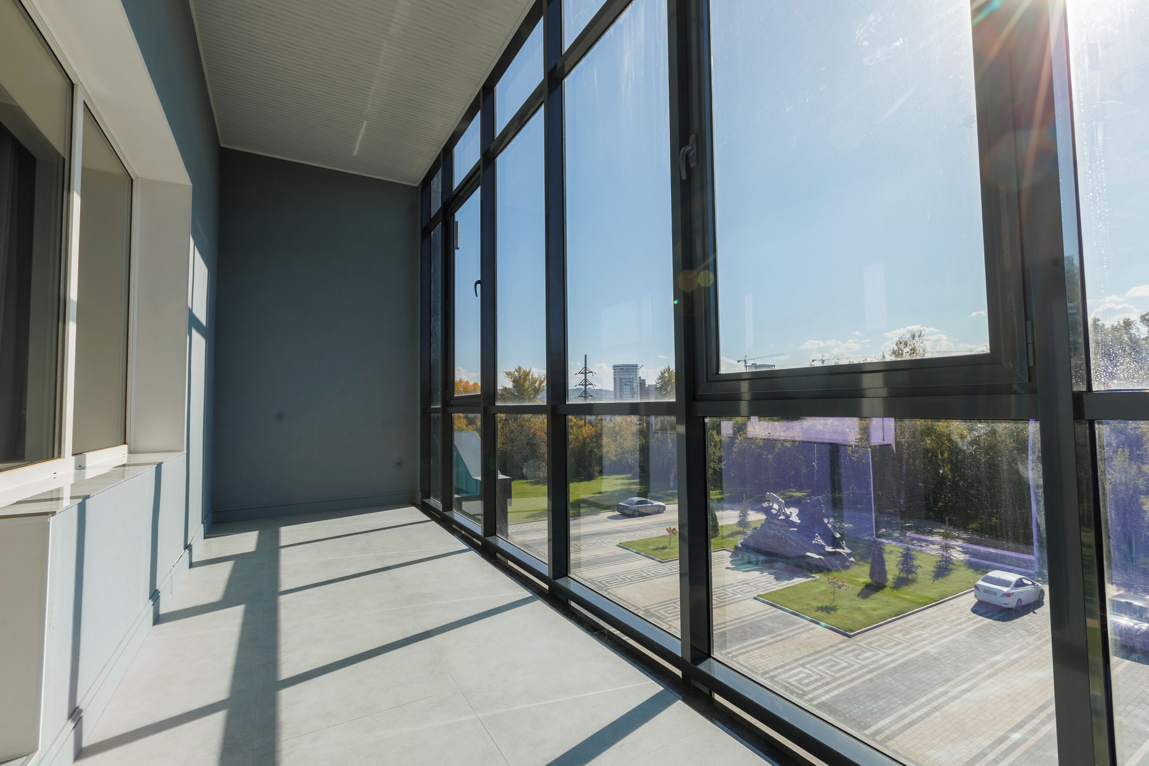 Sengetøy av topp kvalitet, dundyner, minibar og safe på rommet