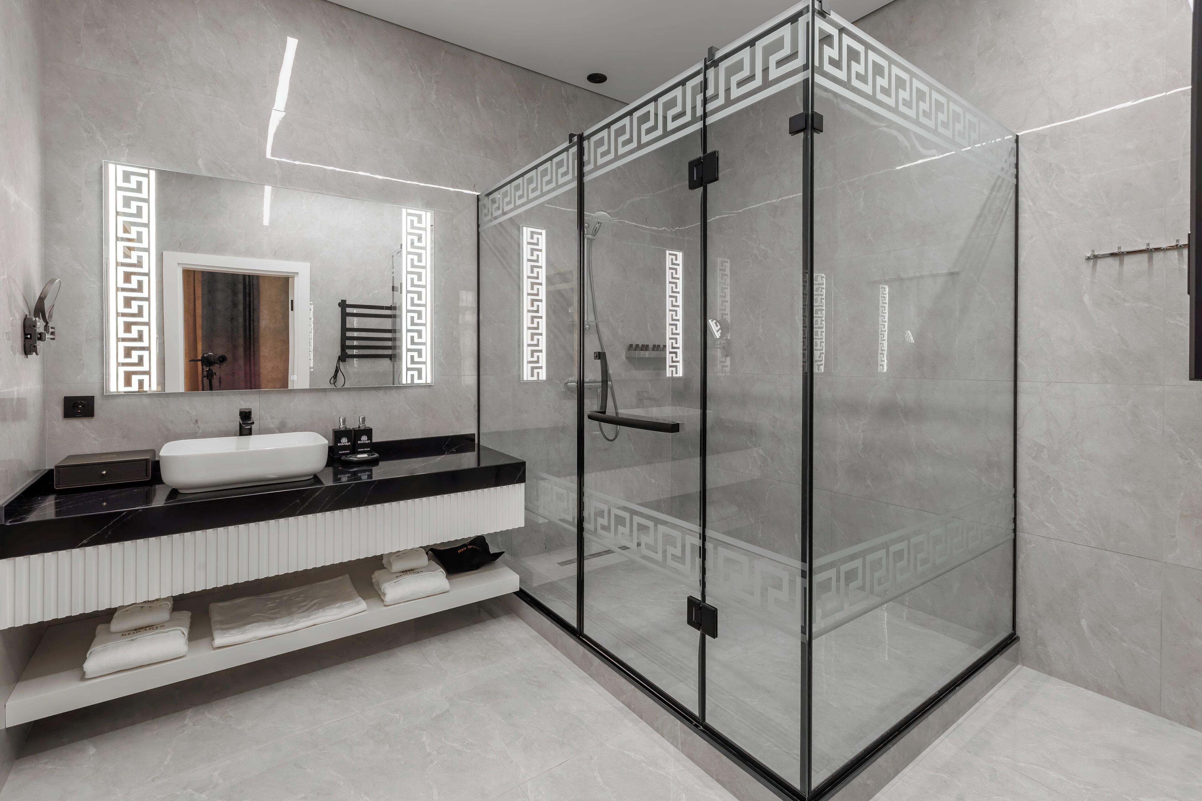 Presidential Suite, Balcony, Courtyard View | Bathroom | Shower, hair dryer, slippers, towels
