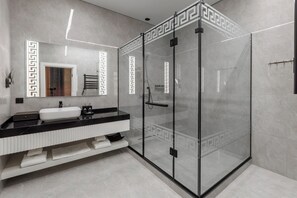 Presidential-sviitti, parveke, näköala pihalle | Kylpyhuone | Suihku, hiustenkuivaaja, tohvelit, pyyhkeet