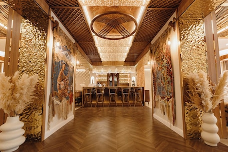 Se sirven desayunos, almuerzos y cenas; cocina local e internacional