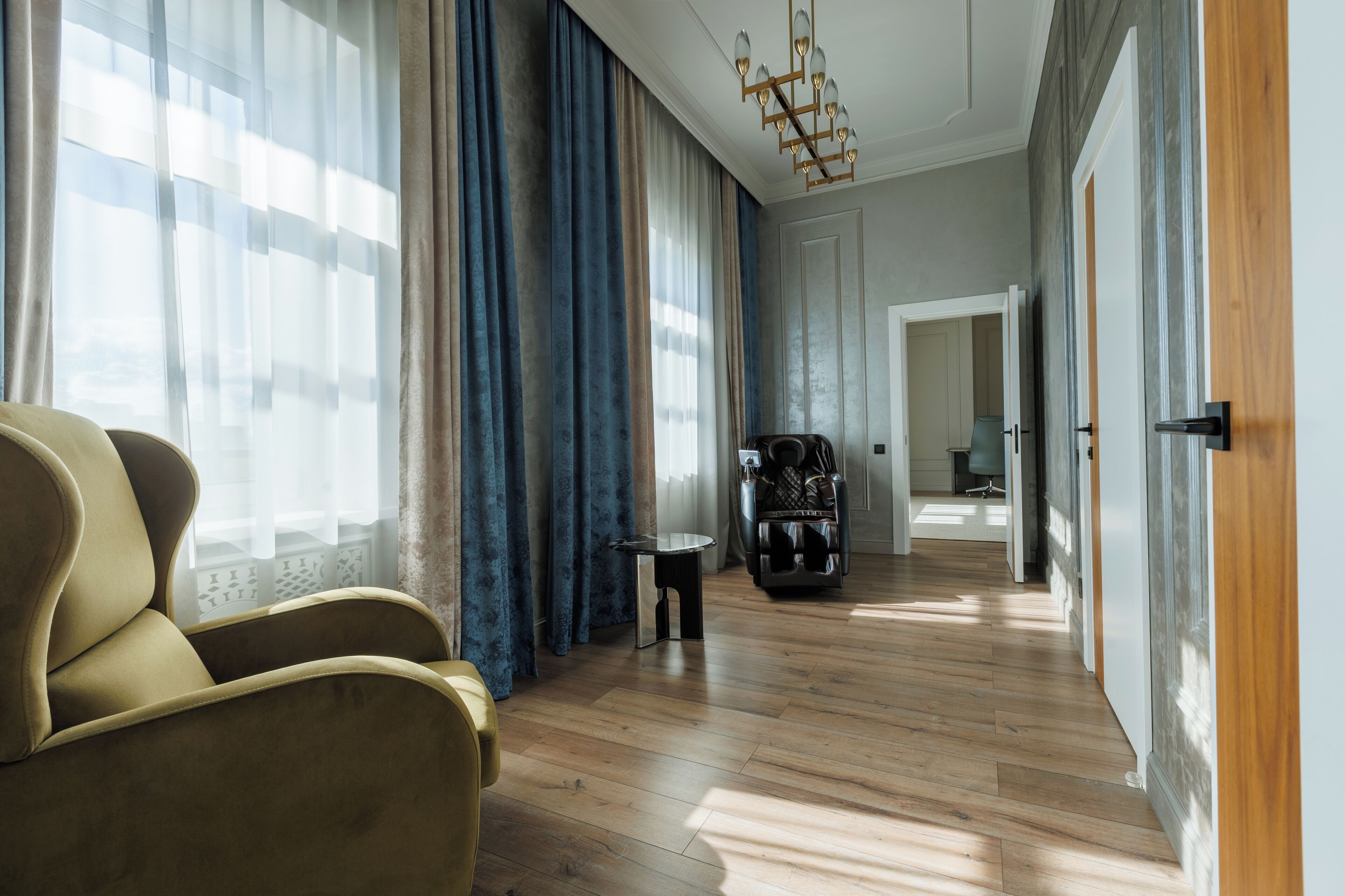 Suite presidencial, balcón, vista al patio | Área de sala de estar | Smart TV de 120 cm con canales digitales 