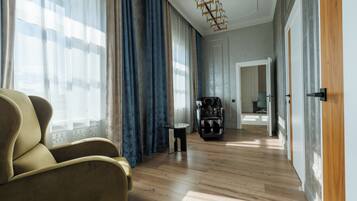 Suite presidencial, balcón, vista al patio | Área de sala de estar | Smart TV de 120 cm con canales digitales