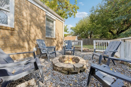 3-bedroom house in lovely Wichita with firepit and sunroom - close to Towne East