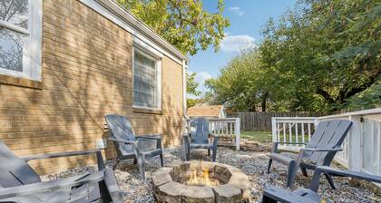 3-bedroom house in lovely Wichita with firepit and sunroom - close to Towne East