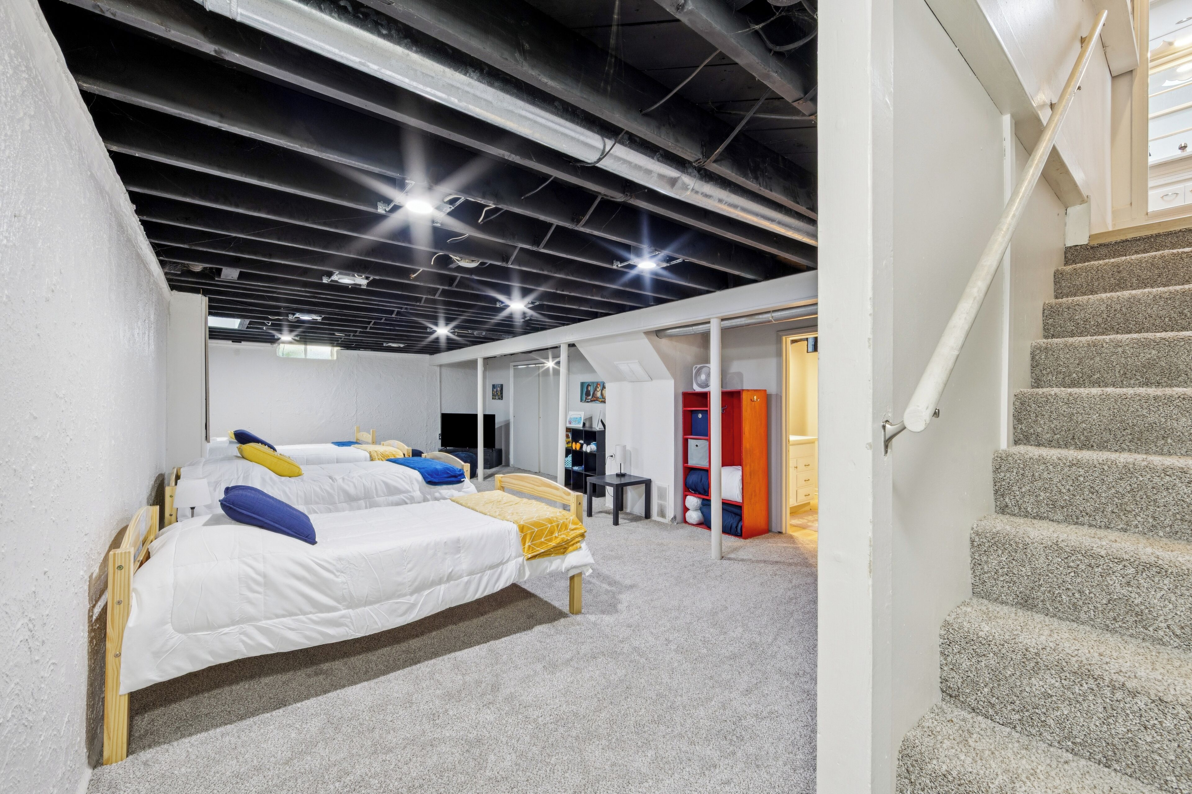 3 bedrooms, iron/ironing board, WiFi, bed sheets