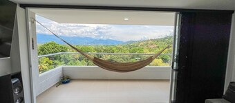 Cozy apartment, nice view, air conditioning, three blocks from the park.